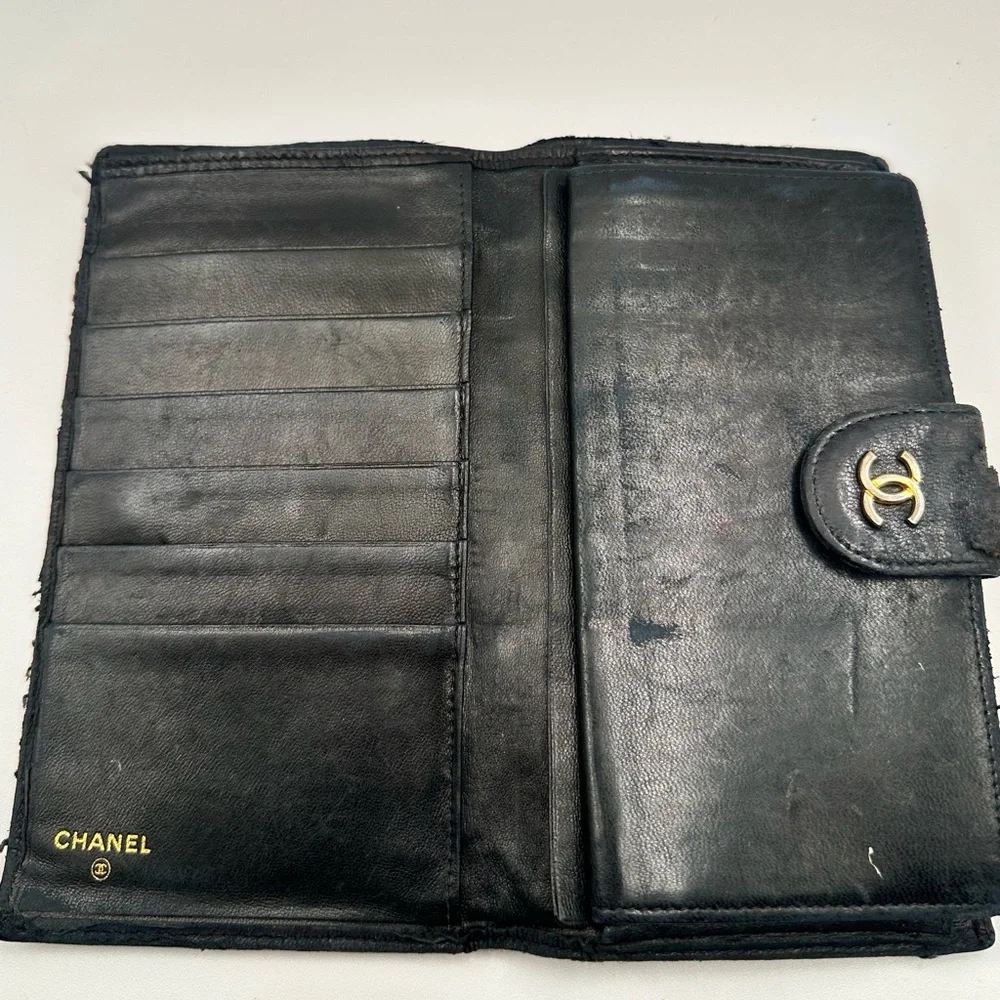 Gucci & Chanel wallet. These are rehab wallet. Please look at the pouch - Picture 5 of 9